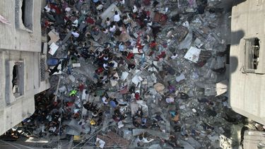 Palestinos buscan sobrevivientes de un bombardeo israelí sobre la Franja de Gaza en el campo de refugiados de Nusseirat, martes 24 de octubre de 2023. (AP Foto/Hatem Moussa)