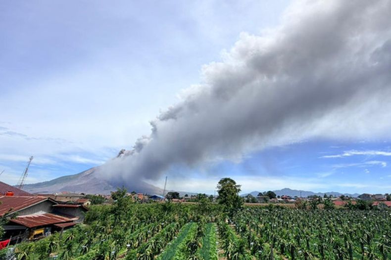 El volcán Monte Sinabung en Karo, Sumatra del Norte, Indonesia, el 31 de agosto del 2026. Foto de la Agencia Geológica del Ministerio de Energía y Recursos Minerales de Indonesia (Agencia Geológica del Ministerio de Energía y Recursos Minerales de Indonesia via AP)