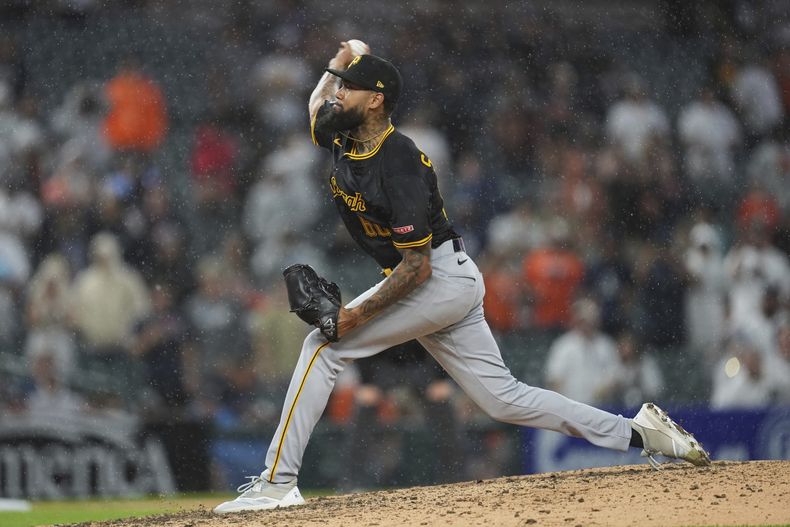 El lanzador de los Piratas de Pittsburgh, Dennis Santana, lanza contra los Detroit Tigers en la novena entrada durante el segundo partido de béisbol de una doble cartelera, el jueves 19 de junio de 2025, en Detroit. (AP Photo/Paul Sancya)