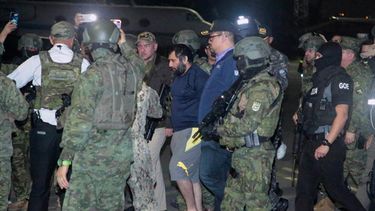 ARCHIVO - Adolfo Fito Macias, líder de la organización criminal Los Choneros, camina escoltado por policías y soldados a su llegada en Guayaquil, Ecuador, tras ser detenido, el miércoles 25 de junio de 2025. (AP Foto/Joffre Flores, Archivo)