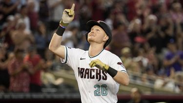 Pavin Smith de los Diamondbacks de Arizona apunta al cielo tras conectar su jonrón de tres carreras en la segunda entrada ante los Rockies de Colorado el lunes 29 de mayo del 2023. (AP Foto/Darryl Webb)