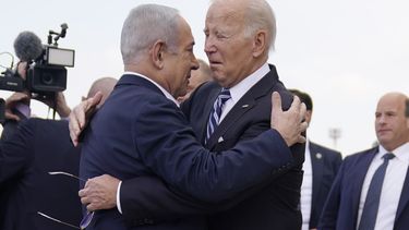 ARCHIVO - El presidente Joe Biden es recibido por el primer ministro israelí Benjamin Netanyahu tras llegar al aeropuerto internacional Ben Gurion, el 18 de octubre de 2023, en Tel Aviv. (AP Foto/Evan Vucci)