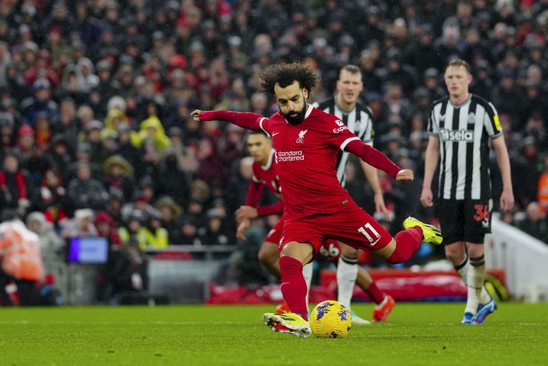 Mohamed Salah del Liverpool patea el balón para cobrar un penal en el encuentro ante el Newcastle en la Liga Premier el lunes 1 de diciembre del 2024. (AP Foto/Jon Super)