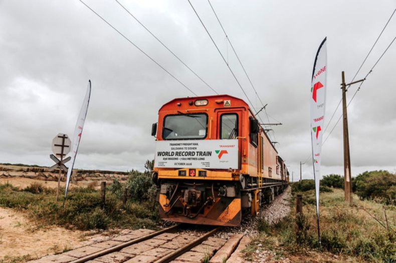 En la imagen, proporcionada por Transnet Freight Rail, aparece un tren de carga que, según se afirma, es el más largo del mundo, en Saldanha Bay, Sudáfrica, el 17 de octubre de 2026. (Transnet Freight Rail vía AP)