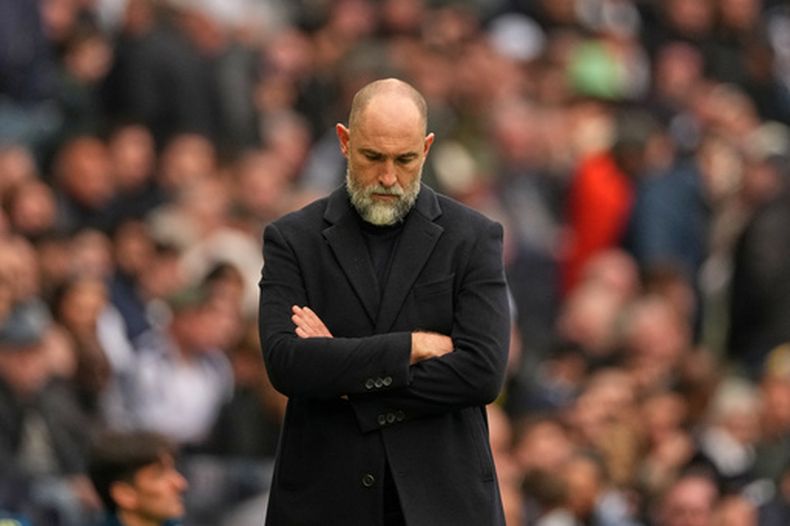 Igor Tudor, entrenador del Tottenham, reacciona durante el partido de fútbol de la Liga Premier entre el Tottenham Hotspur y Nottingham Forest, el domingo 22 de marzo de 2026, en Londres. (AP Foto/Dave Shopland)