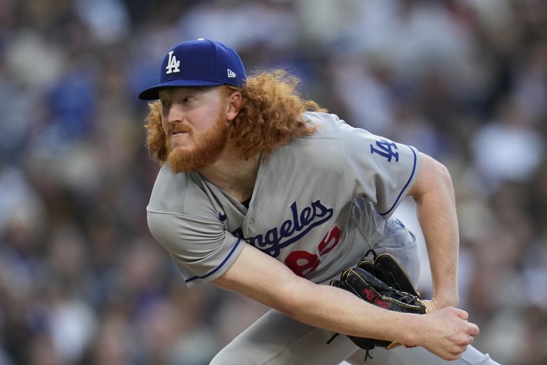 Dustin May, abridor de los Dodgers de Los Ángeles, labora ante los Padres de San Diego en el encuentro del sábado 6 de mayo de 2023 (AP Foto/Gregory Bull)