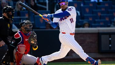 ARCHIVO - Jorge Polanco (11), de los Mets de Nueva York, batea durante la primera entrada de un partido de béisbol contra los Diamondbacks de Arizona, el miércoles 8 de abril de 2026, en Nueva York. (Foto AP/Angelina Katsanis, Archivo)