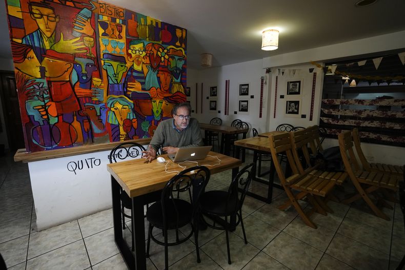 Juan Martín espera en su restaurante que cerró debido a los constantes apagones a un posible comprador del local en Quito, Ecuador, el miércoles 5 de febrero de 2025. Los ecuatorianos eligen el domingo a un nuevo presidente. (AP Foto/Dolores Ochoa)