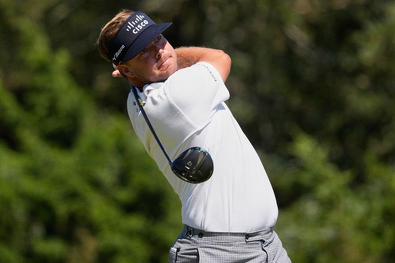 Keith Mitchell observa su tiro de salida en el hoyo seis durante la última ronda del Abierto de Estados Unidos de Golf, en el Campo de Golf de Shinnecock Hills, el domingo 21 de junio de 2026, en Southampton, Nueva York. (AP Foto/David J. Phillip)
