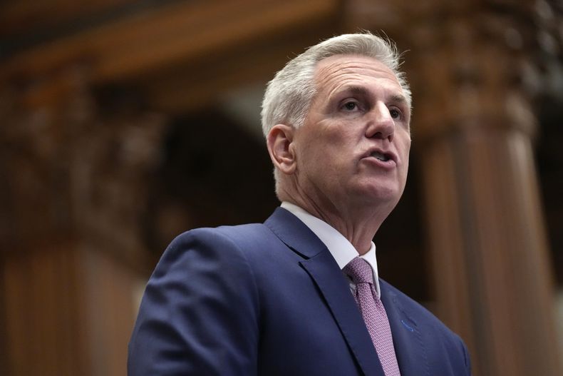 El presidente de la Cámara de Representantes de Estados Unidos, Kevin McCarthy, representante de California, habla en conferencia de prensa luego que la cámara baja aprobó el presupuesto anual de Defensa, el viernes 14 de julio de 2023, en el Capitolio, en Washington. (AP Foto/Patrick Semansky)