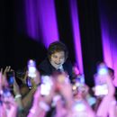 El presidente de Argentina, Javier Milei, sonríe a sus partidarios después de ganar en las elecciones legislativas de mitad de período en Buenos Aires, Argentina, el domingo 26 de octubre de 2025. (AP Foto/Rodrigo Abd)