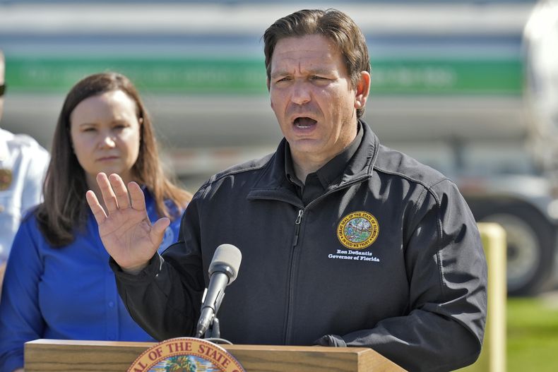 El gobernador de Florida Ron DeSantis en conferencia de prensa en Plant City, Florida, con la fiscal general de Florida Ashley Moody (der). (AP foto/Chris OMeara)