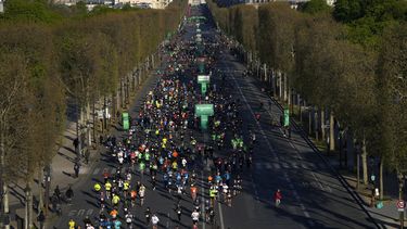 Keniana Jeptum gana el maratón de París con tiempo récord