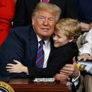 Trump promulga ley que da esperanza a enfermos terminales
