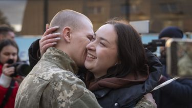 El soldado ucraniano Andrii Orel abraza a su prometida Aliona tras volver del cautiverio en un intercambio de prisioneros entre Rusia y Ucrania en la región de Cherníhiv, Ucrania, el miércoles 19 de marzo de 2025. (AP Foto/Efrem Lukatsky)