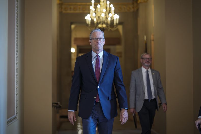 El líder de la mayoría en el Senado, el republicano John Thune, camina hacia la cámara mientras los senadores republicanos intentan aprobar la propuesta de recortes fiscales y de gastos del presidente Donald Trump antes del plazo del 4 de julio, el domingo 29 de junio de 2025, en Washington. (AP Foto/J. Scott Applewhite)