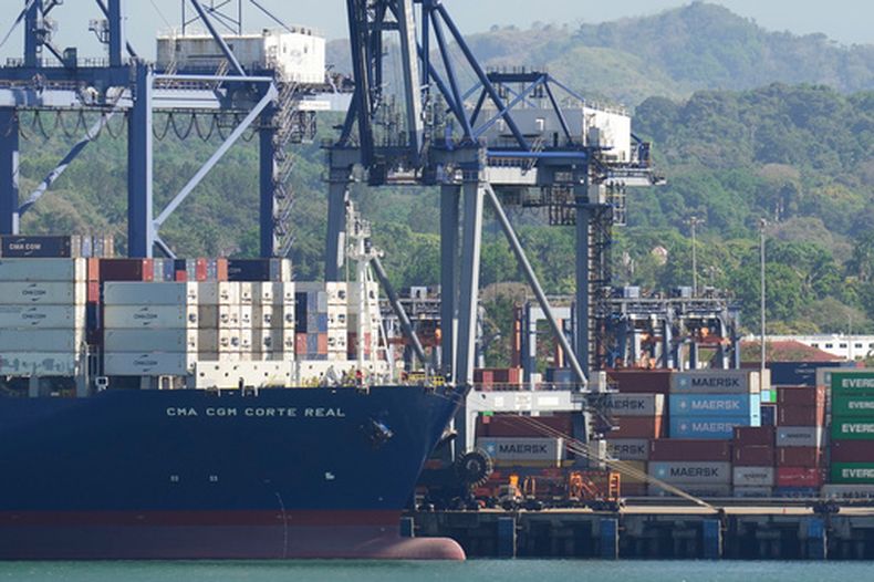 ARCHIVO - Unas grúas cargan un buque en el puerto de Balboa del Canal de Panamá, gestionado por CK Hutchison Holdings, el 30 de enero de 2026, en Ciudad de Panamá. (AP Foto/Matías Delacroix, archivo)