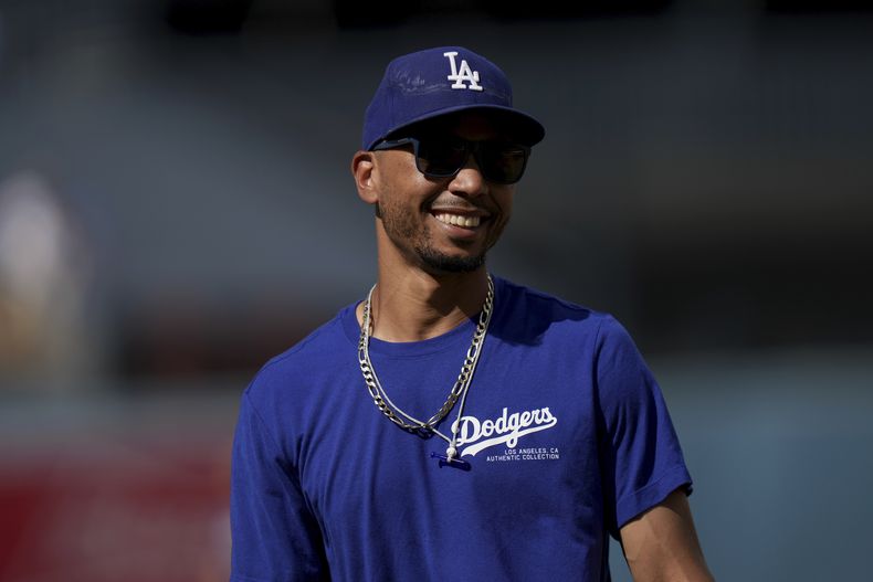 Mookie Betts, de los Dodgers de Los Ángeles, sonríe durante los calentamientos antes de un partido de béisbol contra los Filis de Filadelfia en Los Ángeles, el miércoles 7 de agosto de 2024. (AP Foto/Eric Thayer)