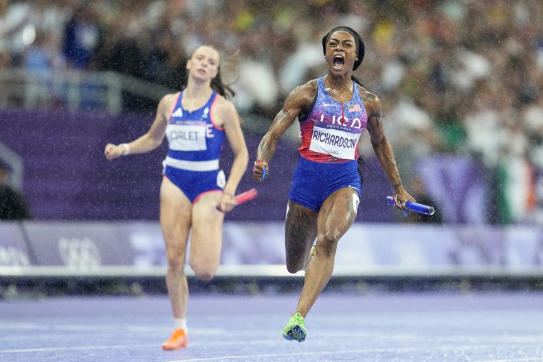 La estadounidense Shacarri Richardson cruza la meta para ganar el relevo 4x100 del atletismo de los Juegos Olímpicos de París, el viernes 9 de agosto de 2024 en Saint-Denis, Francia. (AP Foto/Ashley Landis)