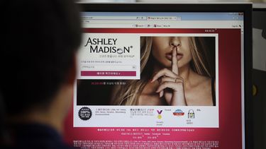 infieles al desnudo: hackean el sitio web ashley madison