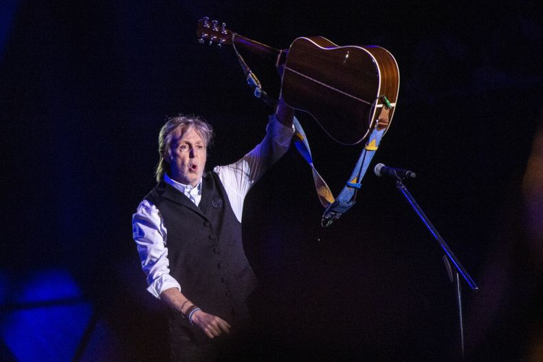 ARCHIVO - Paul McCartney se presenta en el Festival de Glastonbury en Worthy Farm, Somerset, Inglaterra, el 25 de junio de 2022. Con la ayuda de Paul McCartney, los Juegos Paralímpicos comienzan su carrera de 100 días el lunes hacia la ceremonia de apertura en París en agosto. (Joel C Ryan/Invision/AP, Archivo)