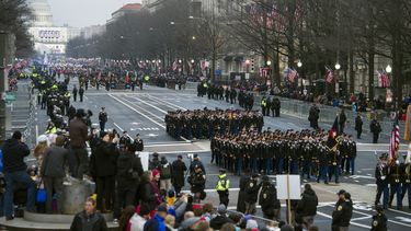 Trump dice que cancela desfile militar debido al costo