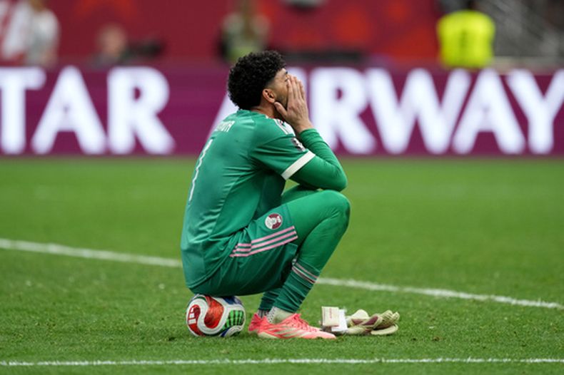 El portero de Qatar Mahmoud Abunada reacciona tras la derrota ante Canadá en el encuentro del Grupo B de la Copa Mundial el jueves 18 de junio del 2026. (Ethan Cairns/The Canadian Press via AP)