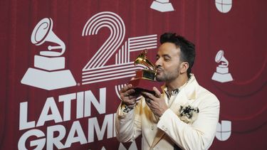 ARCHIVO - Luis Fonsi posa tras ganar el premio a mejor álbum vocal pop en la 25a entrega del Latin Grammy el jueves 14 de noviembre de 2024, en Miami. Los Latin Grammy cambiaron el nombre de la categoría de álbum vocal pop a mejor álbum de pop contemporáneo. (Foto AP/Rebecca Blackwell)