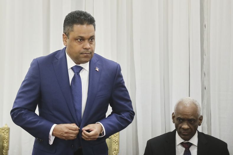 Laurent Saint-Cyr, a la izquierda, en la ceremonia para su designación como presidente del Consejo de Transición, el jueves 7 de agosto de 2025, en Puerto Príncipe, Haití. (AP Foto/Odelyn Joseph)