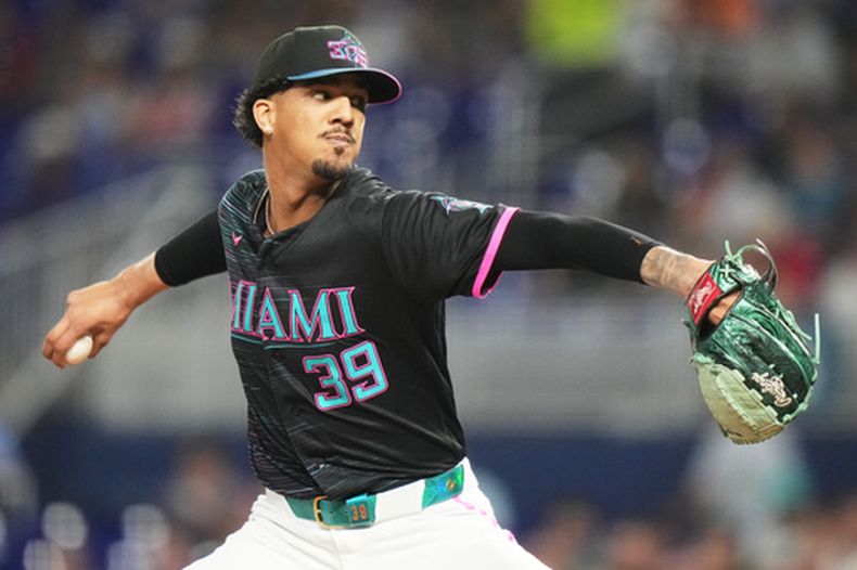 El dominicano Eury Pérez, abridor de los Marlins de Miami, lanza en el encuentro del viernes 22 de mayo de 2026 ante los Mets de Nueva York (AP Foto/Lynne Sladky)
