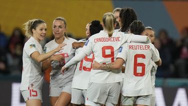 Las futbolistas de la selección de Suiza se abrazan para celebrar el gol de Seraina Piubel en la segunda mitad del juego del Grupo A de la fase de grupos del Mundial contra Filipinas, en Dunedin, Nueva Zelanda, el 21 de julio de 2023. (AP Foto/Alessandra Tarantino)