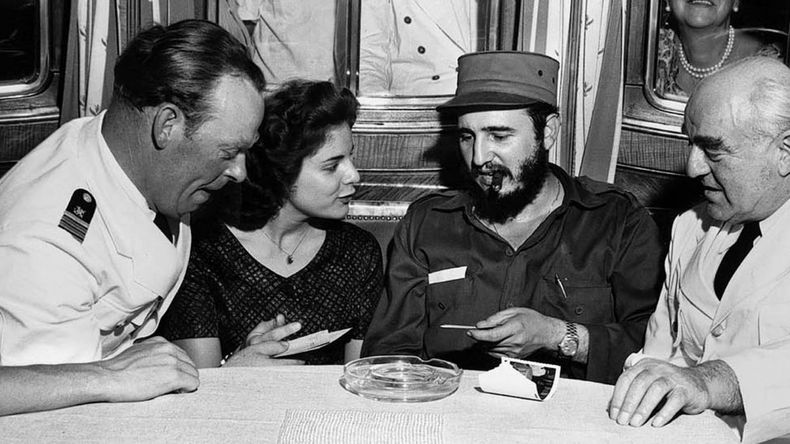 Marita Lorenz junto a Fidel Castro, en La Habana a comienzos de 1960.