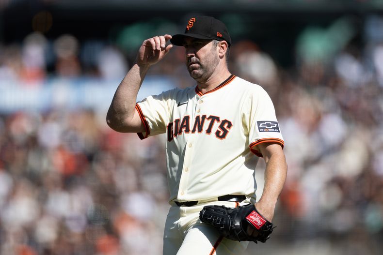 El lanzador de los Gigantes de San Francisco, Justin Verlander, lanza durante la tercera entrada de un juego de béisbol de la MLB contra los Rockies de Colorado, el sábado 27 de septiembre de 2025, en San Francisco. (AP Photo/Benjamin Fanjoy)