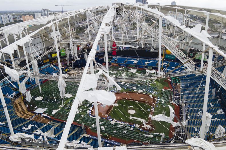 ARCHIVO - El techo destrozado del estadio Tropicana Field tras el paso del huracán Milton, el 10 de octubre de 2024, en St. Petersburg, Florida. (AP Foto/Julio Cortez)