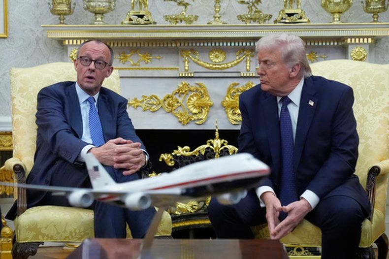 ARCHIVO - El presidente Donald Trump se reúne con el canciller alemán Friedrich Merz en el Despacho Oval de la Casa Blanca, el 3 de marzo de 2026, en Washington. (AP Foto/Mark Schiefelbein, archivo)