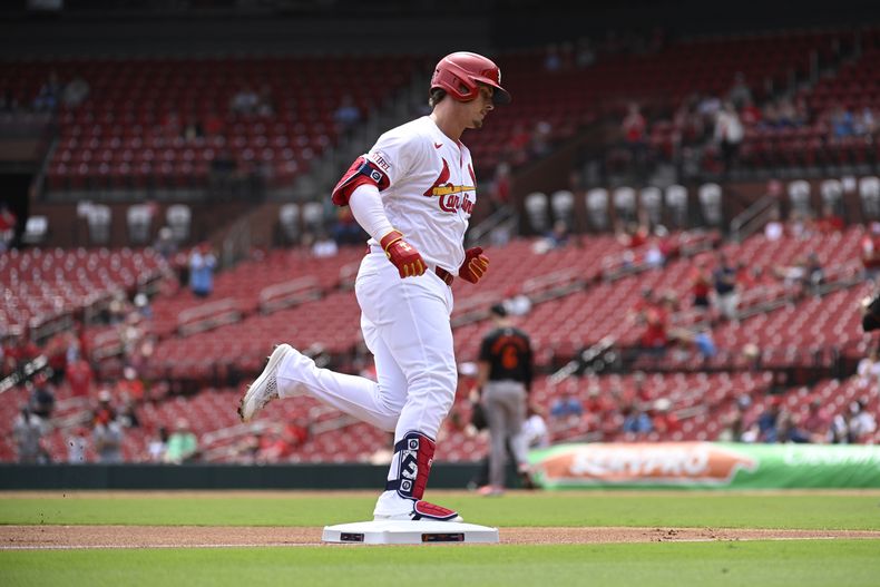 Nolan Gorman de los Cardenales de San Luis recorre las bases tras batear un jonrón de dos carreras ante los Orioles de Baltimore, el miércoles 22 de mayo de 2024. (AP Foto/Jeff Le)