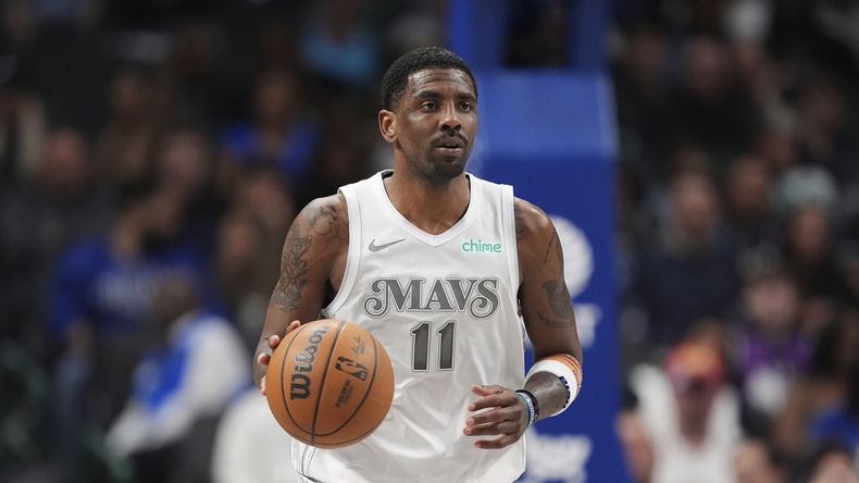 ARCHIVO - Kyrie Irving, base de los Mavericks de Dallas, controla el balón en un partido ante los Bucks de Milwaukee, el sábado 1 de marzo de 2025 (AP Foto/Tony Gutierrez, archivo)