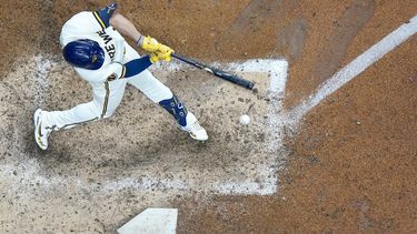 Tyrone Taylor de los Cerveceros de Milwuakee conecta un sencillo remolcador en la sexta entrada del encuentro ante los Mellizos de Minnesota el martes 22 de agosto del 2023. (AP Foto/Morry Gash)