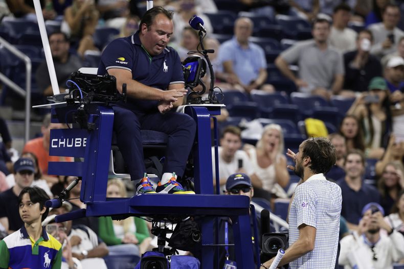 Daniil Medvedev (derecha) discute con el juez de silla Greg Allensworth durante la primera ronda del Abierto de Estados Unidos, el domingo 24 de agosto de 2025, en Nueva York. (AP Foto/Adam Hunger)