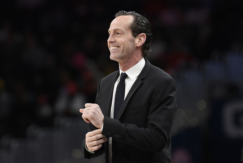 ARCHIVO - El entrenador de los Nets de Brooklyn, Kenny Atkinson, durante la primera mitad del partido contra los Wizards de Washington, el 1 de febrero de 2020, en Washington. Los Cleveland Cavaliers están contratando al asistente de Golden State, Kenny Atkinson, como su nuevo entrenador, dijo a Associated Press el lunes 24 de junio de 2024 una persona familiarizada con la decisión. (AP Foto/Nick Wass, Archivo)