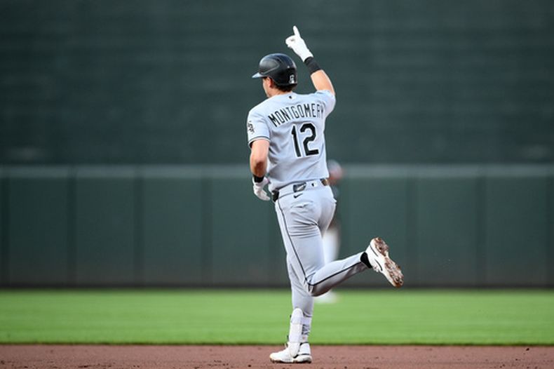 Colson Montgomery, de los Medias Blancas de Chicago, hace un gesto mientras recorre las bases y celebra su jonrón de dos carreras durante la tercera entrada de un partido de béisbol contra los Orioles de Baltimore, el martes 30 de junio de 2026, en Baltimore. (Foto AP/Nick Wass)