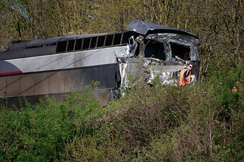 Un trabajador ferroviario se encuentra cerca de un tren de alta velocidad (TGV) después de que este chocó contra un camión que transportaba equipo militar en Bully-les-Mines, norte de Francia, el martes 7 de abril de 2026. (Foto AP/Jean-François Badias)
