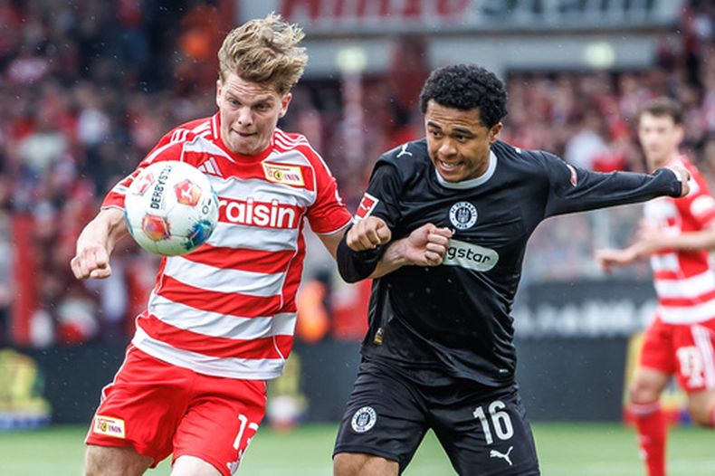 Joel Chima Fujita del St. Pauli y Andras Schäfer del Unión de Berlín pelean por el balón en el encuentro de la Bundesliga del domingo 5 de abril del 2026. (Andreas Gora/dpa via AP)