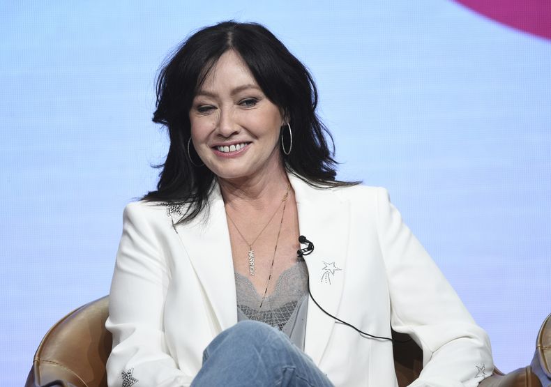 ARCHIVO - Shannen Doherty participa en el panel BH90210 de la cadena Fox como parte de una gira para la Asociación de críticos de la televisión, el 7 de agosto de 2019, en Beverly Hills, California. (Foto de Chris Pizzello/Invision/AP, archivo)