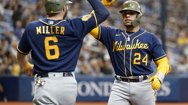 William Contreras (24), de los Cerveceros de Milwaukee, celebra su cuadrangular de dos carreras frente a Cooper Criswell, de los Rays de Tampa Bay, con su compañero Owen Miller (6) durante la quinta entrada del juego de béisbol, el domingo 21 de mayo de 2023, en San Petersburgo, Florida. (AP Foto/Chris OMeara)