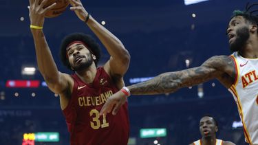 Jarrett Allen, pívot de los Cavaliers de Cleveland, atrapa un rebote junto a Saddiq Bey, alero de los Hawks de Atlanta, el sábado 16 de diciembre de 2023 (AP Foto/Ron Schwane)