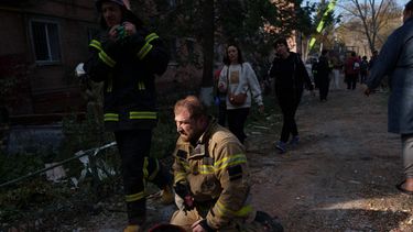 Un rescatista se sienta en el piso junto a un edificio residencial destruido en un ataque con misiles rusos, en Pryluky, Ucrania, el 7 de octubre de 2026. (AP Foto/Evgeniy Maloletka)