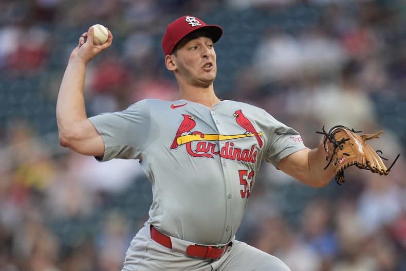 Andre Pallante, abridor de los Cardenales de San Luis, lanza durante la segunda entrada del juego de béisbol en contra de los Mellizos de Minnesota, el viernes 23 de agosto de 2024, en Minneapolis. (AP Foto/Abbie Parr)
