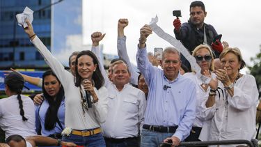 La líder opositora María Corina Machado (izquierda) y el candidato opositor en las presidenciales, Edmundo González, muestran documentos de conteo de votos desde lo alto de un camión durante una protesta contra los resultados de las elecciones que dieron a Nicolás Maduro como vencedor, en Caracas, Venezuela, el 30 de julio de 2024. (AP Foto/Cristian Hernandez)