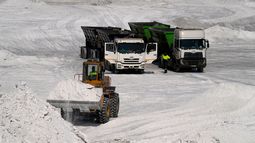 Un vehículo transporta minerales en Phalaborwa, Sudáfrica, el 8 de septiembre del 2025. (AP foto/Themba Hadebe)